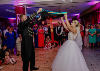 Iluzjonista na weselu. Latający stół z panną młodą.