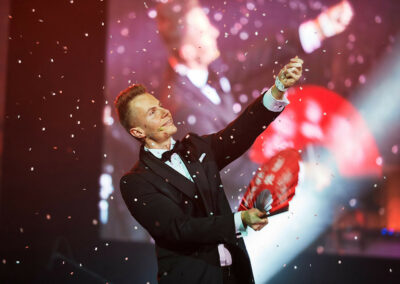 Iluzjonista na event- magiczne confetti