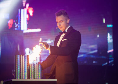 Iluzjonista pokaz iluzji scenicznej