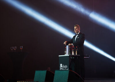Iluzjonista na event. Pokaz iluzji scenicznej z mnożącymi się butelkami.