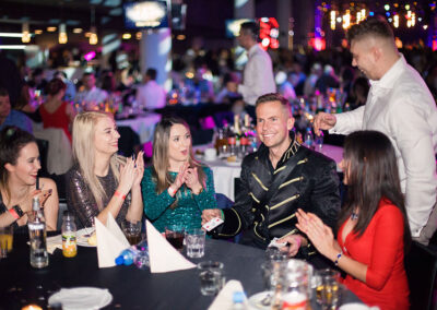 Iluzjonista na event - magia przy stołach gości