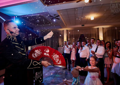 Iluzjonista na weselu. Wachlarz i pojawianie śniegu.