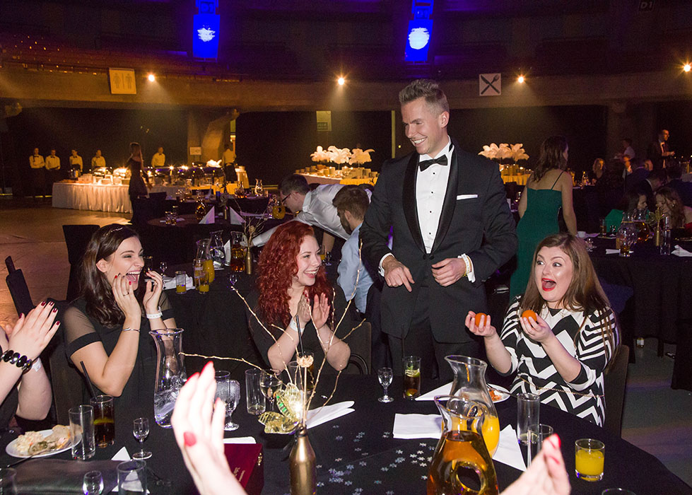 Iluzjonista Łódź – pokaz iluzji wśród gości podczas wydarzenia