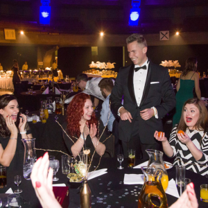 Iluzjonista Ł&oacute;dź &ndash; pokaz iluzji wśr&oacute;d gości podczas wydarzenia