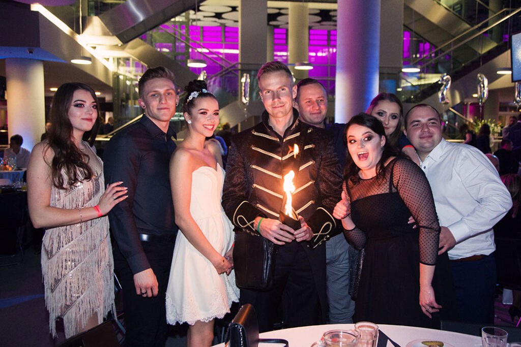 Pokaz iluzji z bliska na Sylwestrze w Krakowie &ndash; Marcin Gogołowicz