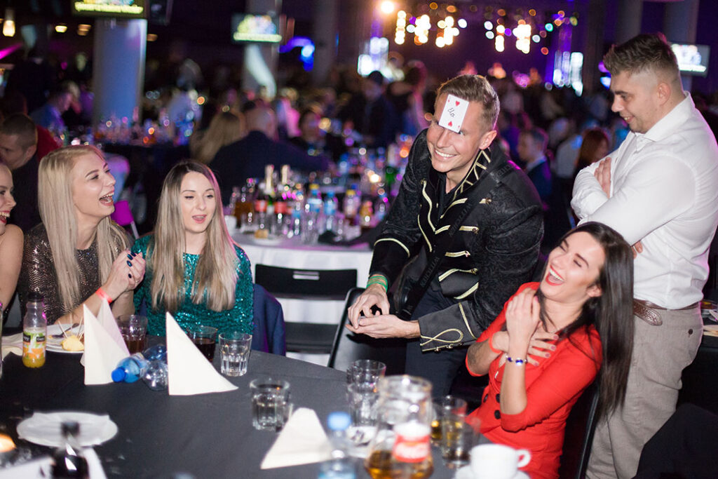 Pokaz iluzji na imprezie w Krakowie