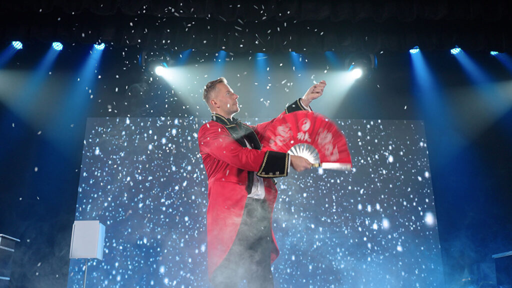 Iluzjonista Krak&oacute;w &ndash; trik z wachlarzem podczas eventu firmowego