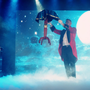 Iluzjonista w domu kultury w Łodzi &ndash; latający st&oacute;ł