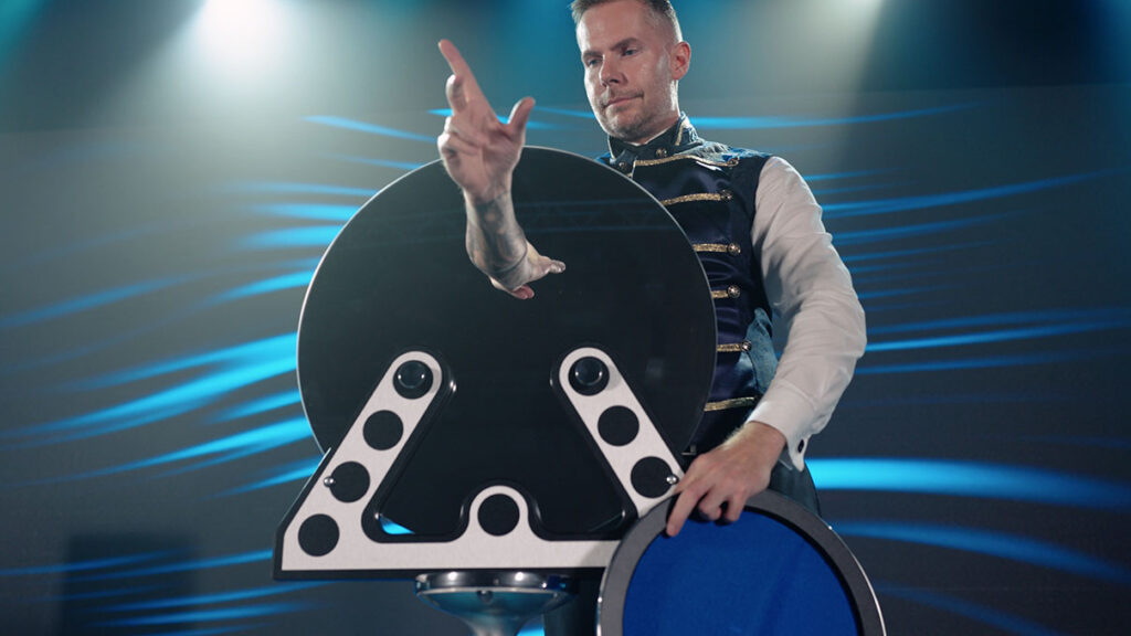 Pokaz iluzji z lustrem w Łodzi &ndash; iluzjonista Marcin Gogołowicz