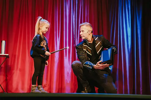 Iluzjonista dla dzieci - pojawianie przedmiotów t Magik w przedszkolu - magiczna różdżka