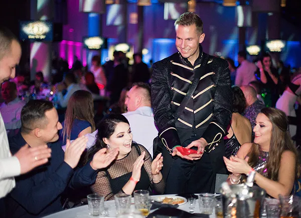 Pokaz iluzji z bliska na hali stulecia