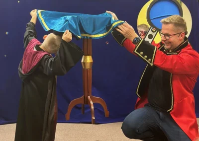 Magik w przedszkolu - dziecko z latającym stołem